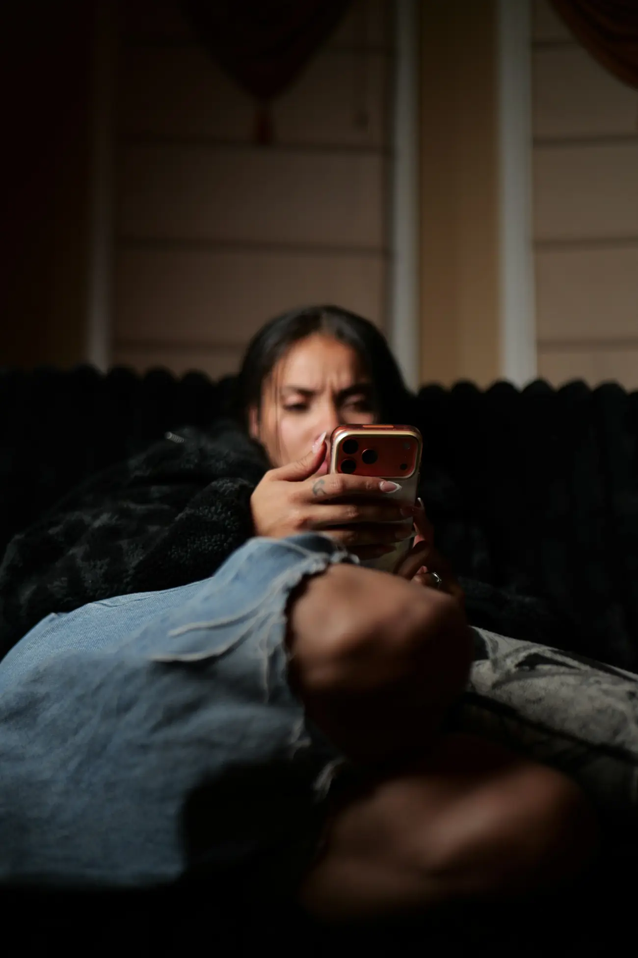 Persona usando la app en el móvil, en un contexto cotidiano