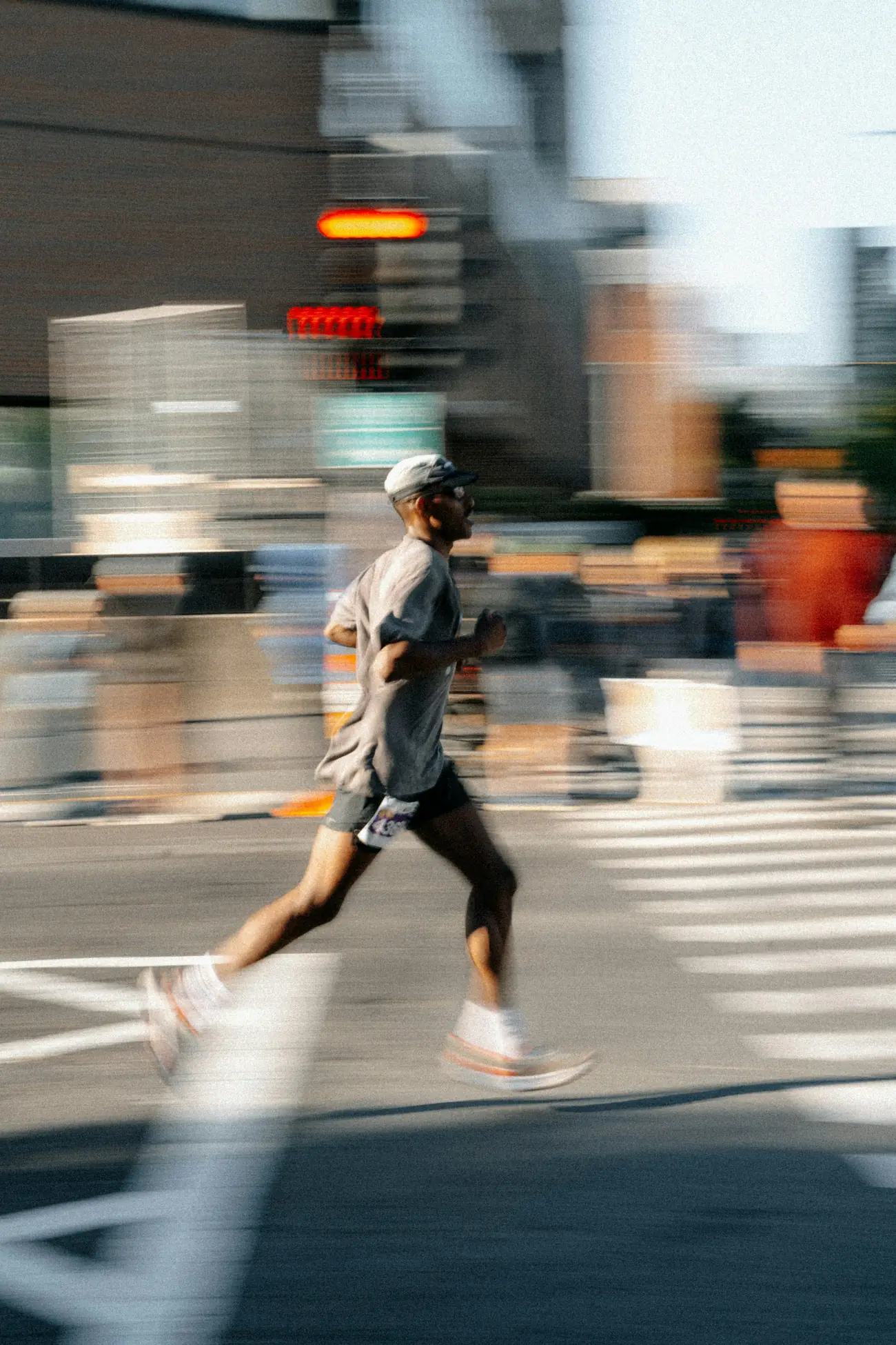 Persona saliendo a caminar o correr por su barrio, luz de mañana